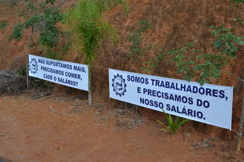Com salários atrasados, funcionários entram em greve