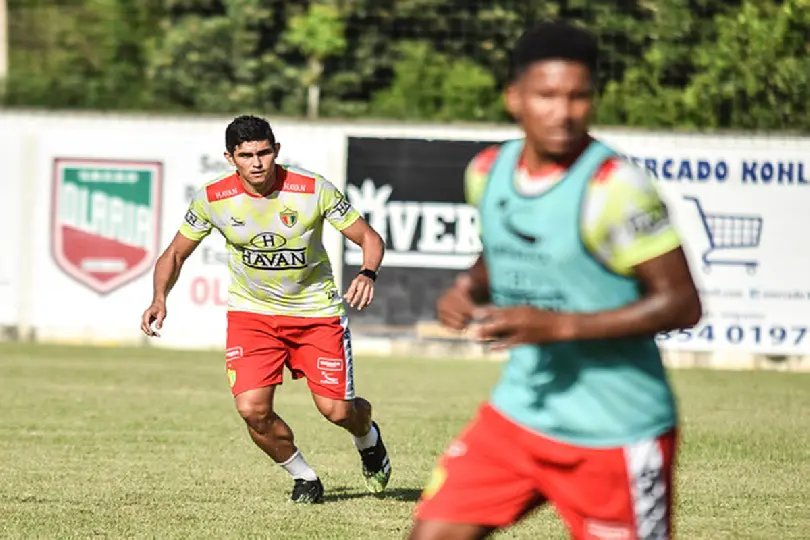 Brusc&atilde;o realiza treino t&eacute;cnico e t&aacute;tico no Olaria
