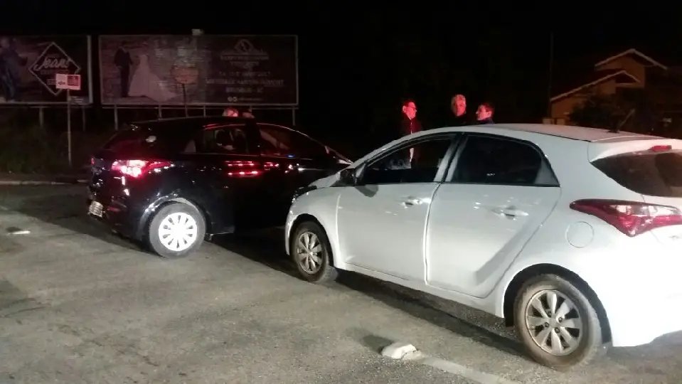 Colisão na rótula deixa duas vítimas