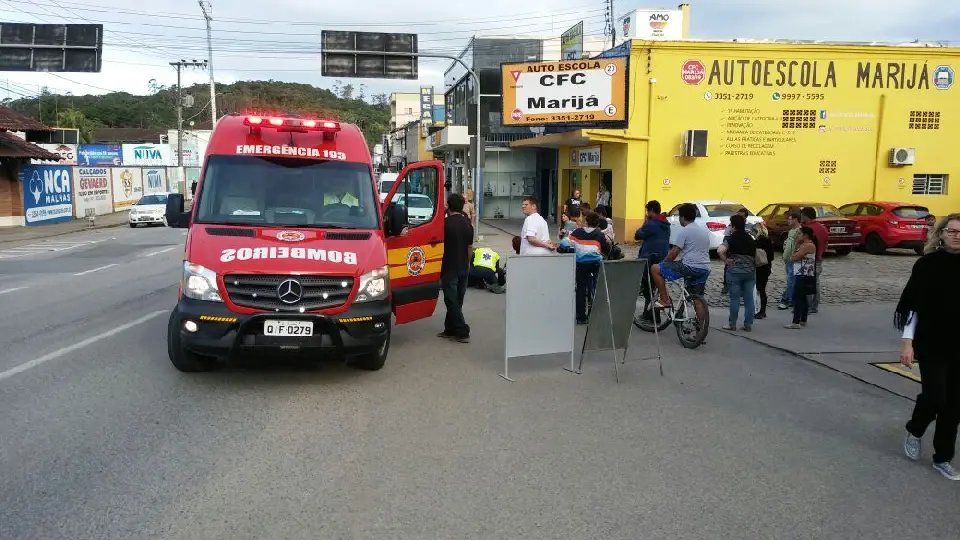 Carro bate em motocicleta e mulher vai para o hospital