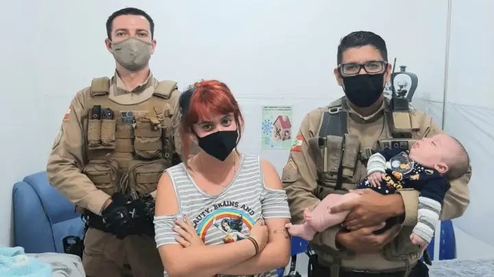 Policiais salvam a vida de beb&ecirc; engasgado
