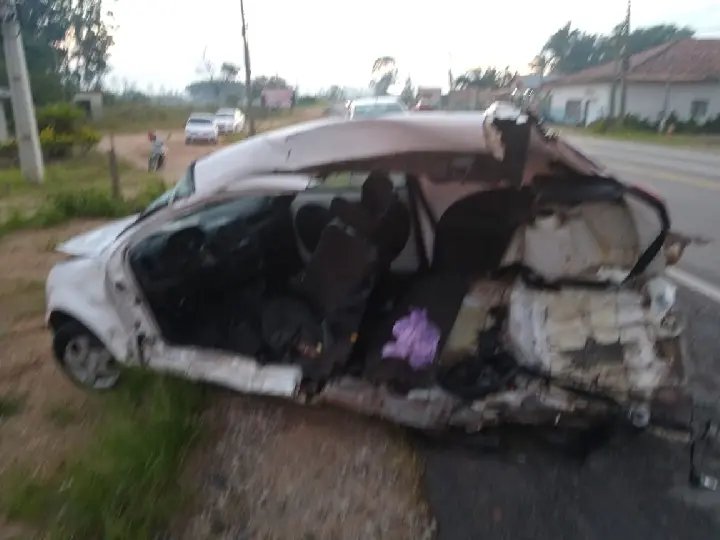 Dois morrem e outros ficam feridos em acidente envolvendo tr&ecirc;s ve&iacute;culos