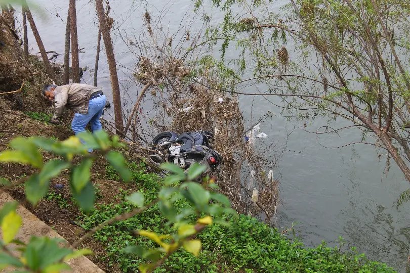 Moto quase para no rio após colisão com carro