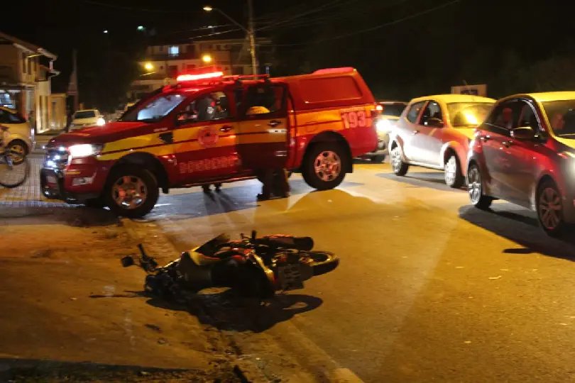 Acidente entre motos e carro deixa dois homens feridos