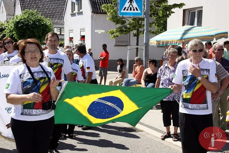 Desfile destaca brusquenses e guabirubenses