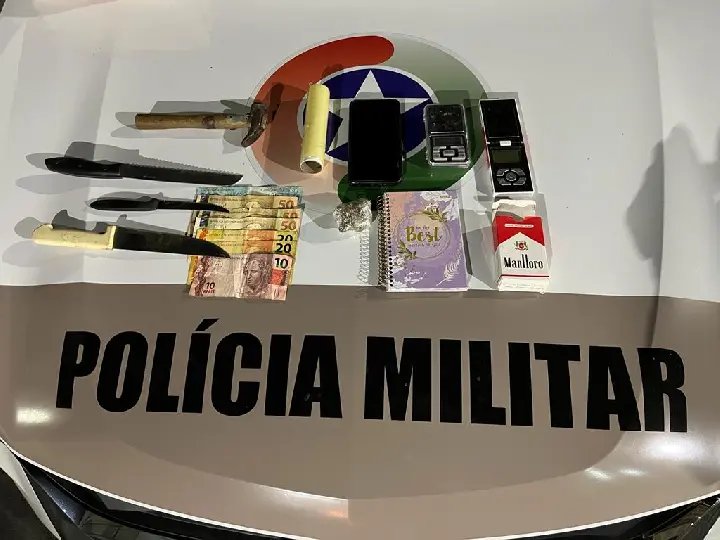 Homem &eacute; baleado e PM apreende itens relacionados ao tr&aacute;fico