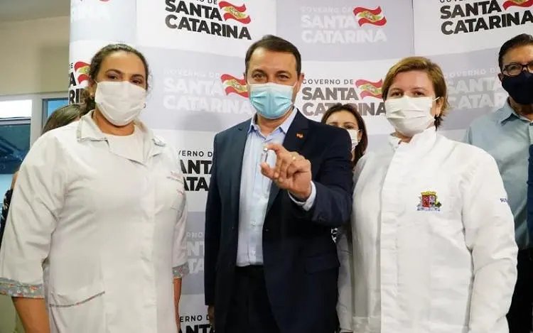 Deputados voltam a cobrar que governo do Estado acelere compra de vacinas