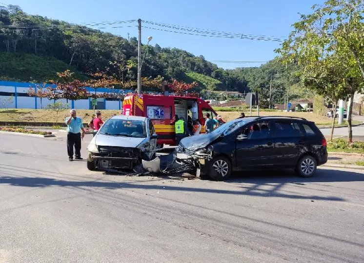 Colis&atilde;o frontal deixa dois feridos, no S&atilde;o Pedro