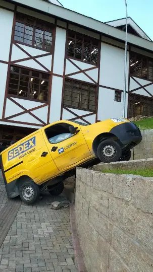 Ve&iacute;culo dos Correios fica pendurado na escadaria do F&oacute;rum