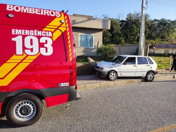Motorista fica ferido em colis&atilde;o contra muro