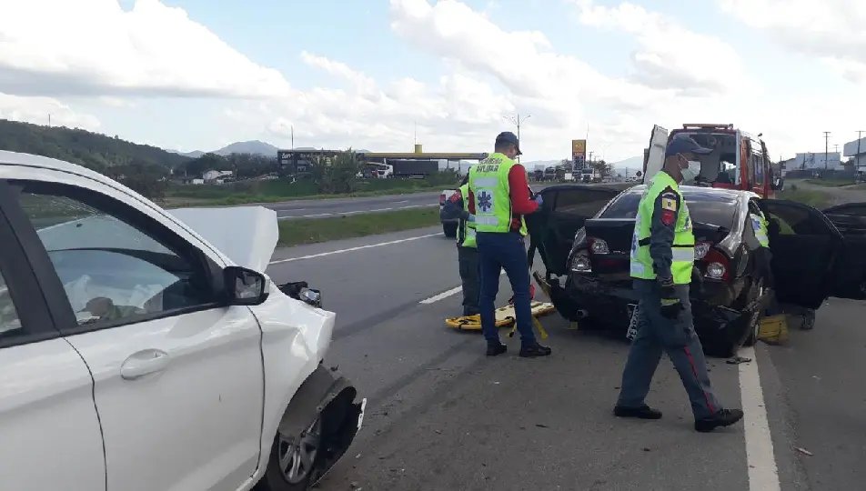 Colis&atilde;o termina em capotamento na BR-470