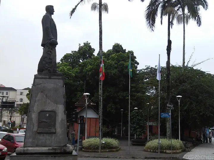 Homem com mandado de prisão é encontrado na Praça Barão de Schneeburg