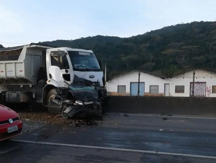 Três mortes em acidente com dois caminhões e carro na BR-101