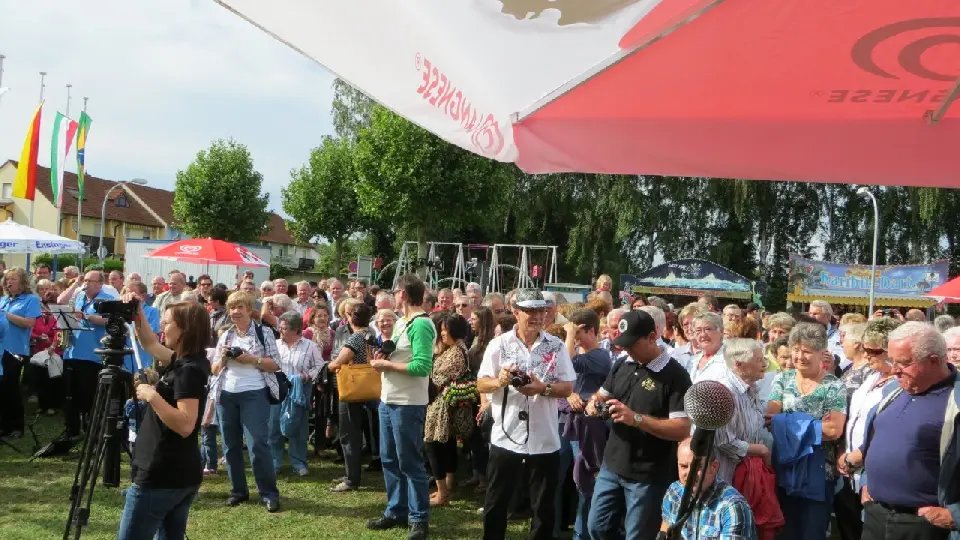  Desfile e sangria de chope marcam festa
