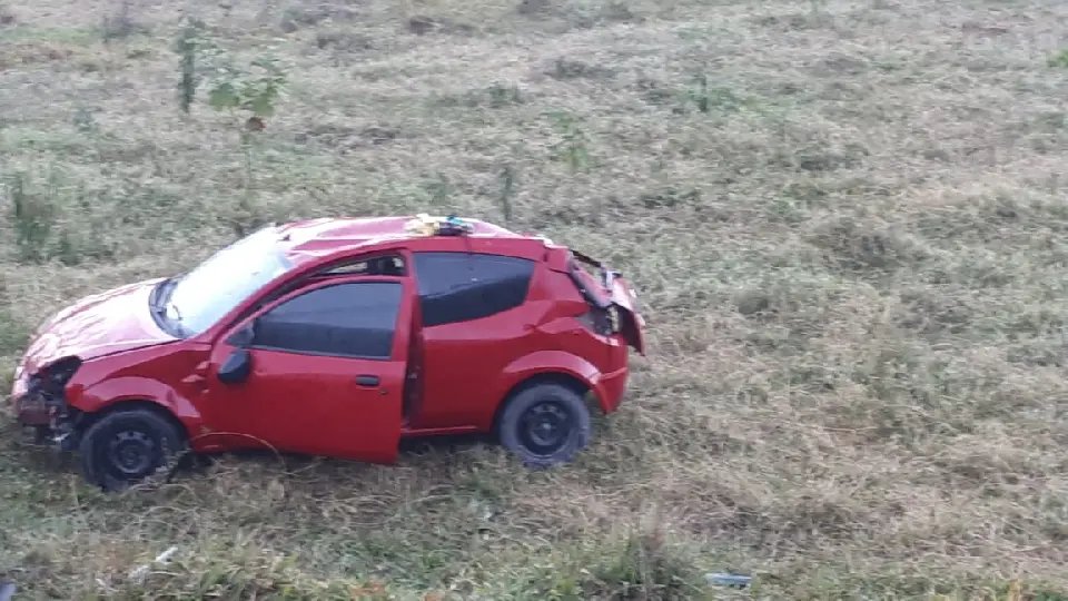 Ve&iacute;culo sai da pista e capota no Dom Joaquim