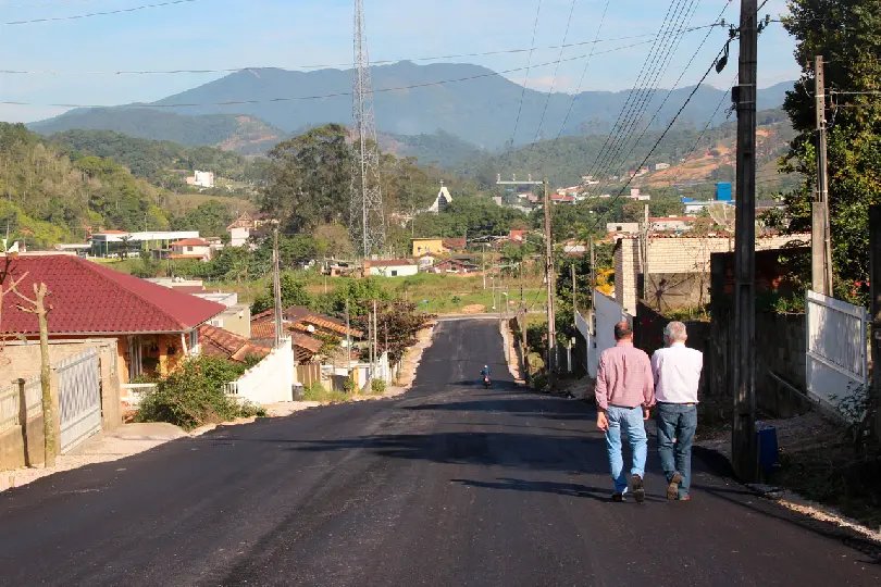 Prefeitura inicia pavimentação da rua Anna Heil