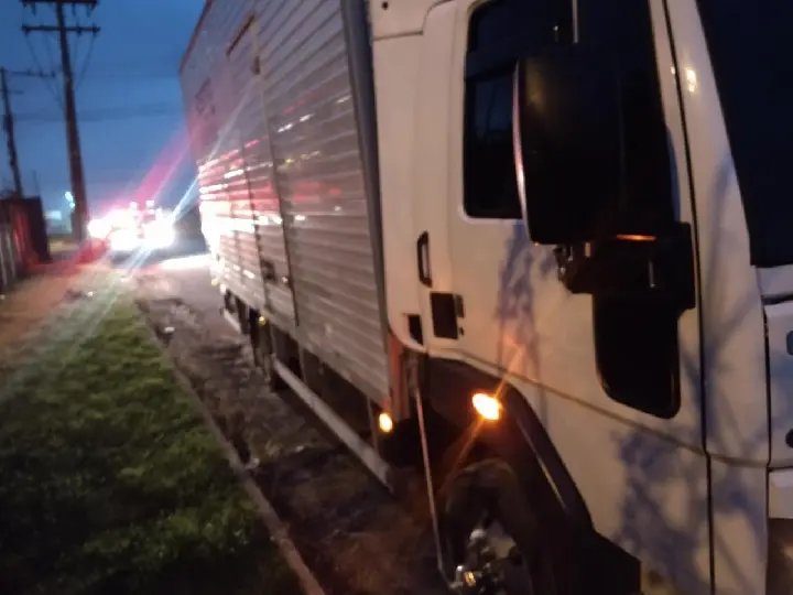 Mulher fica ferida gravemente ferida ap&oacute;s acidente envolvendo moto e caminh&atilde;o