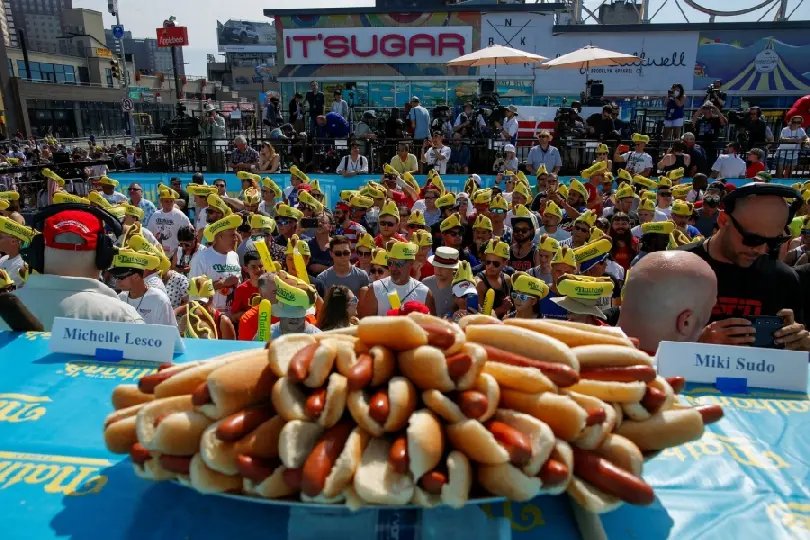 Homem come 71 cachorros-quentes em 10 minutos e vence concurso nos EUA