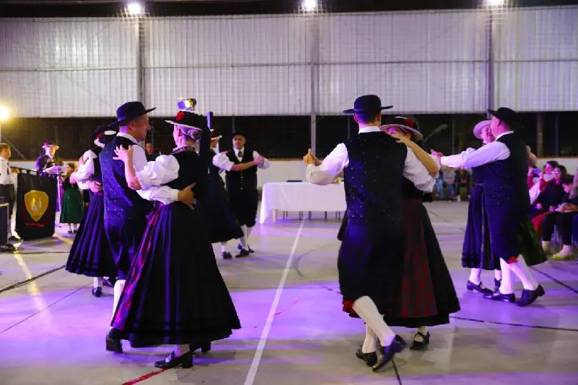 Abertura da Mostra de Arte e Cultura de Guabiruba ocorre na escola Arthur Wippel