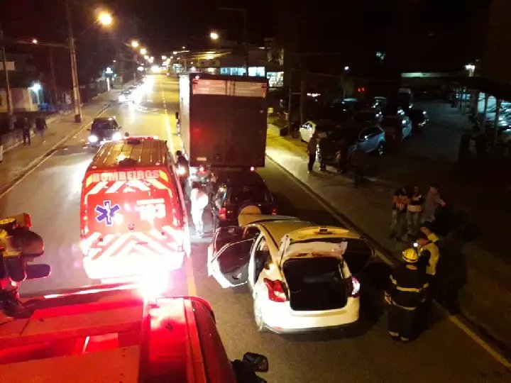Engavetamento no Maluche envolve tr&ecirc;s ve&iacute;culos e deixa um ferido