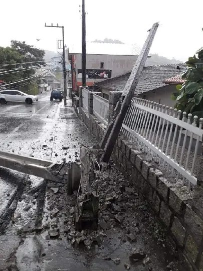 (V&Iacute;DEO) Caminh&atilde;o derruba poste no bairro Steffen, em Brusque