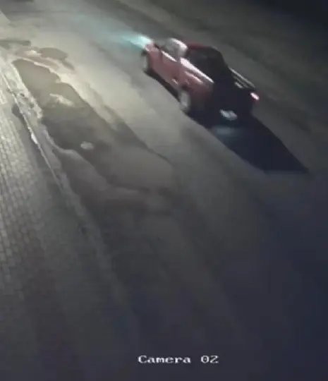 (V&Iacute;DEO) Motorista  atropela um e arrasta mobilete para fugir