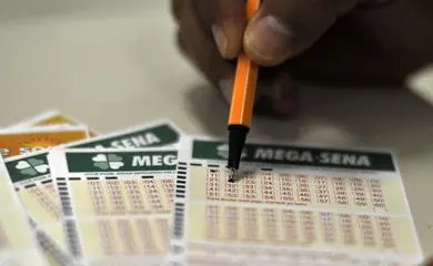  Catarinenses acertam mega e quina e levam bolada
