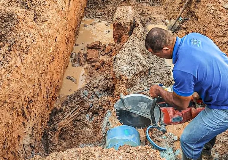 Problema na tubula&ccedil;&atilde;o deixa bairros sem &aacute;gua em Brusque