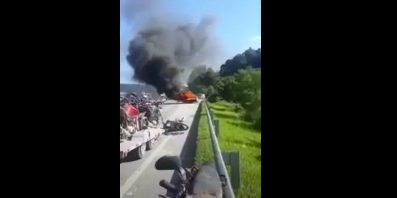 (V&Iacute;DEO) Carro em chamas para tr&acirc;nsito na rodovia