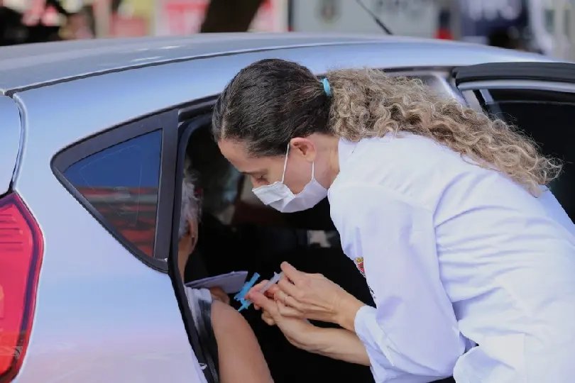 Botuver&aacute; ir&aacute; vacinar idosos atrav&eacute;s de Drive-Thru