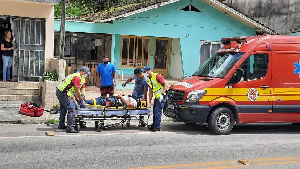 Colis&atilde;o entre motos na rua Azambuja deixa um ferido