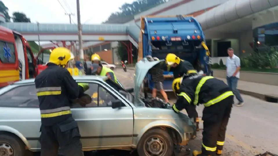 Colisão entre caminhão e carro deixa um ferido