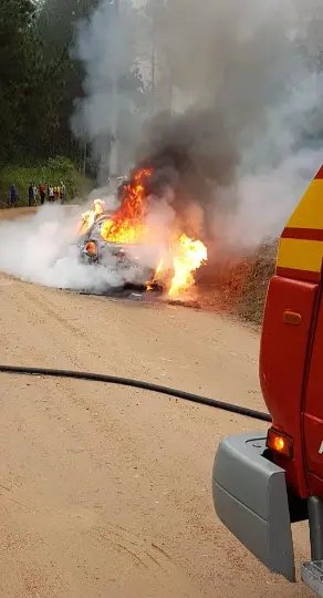 Ve&iacute;culo &eacute; destru&iacute;do pelo fogo em Guabiruba