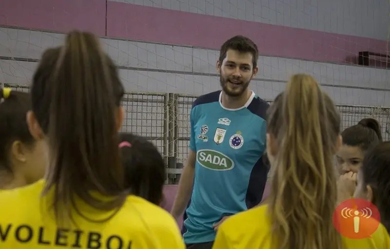 Brusquense campeão da Superliga visita atletas