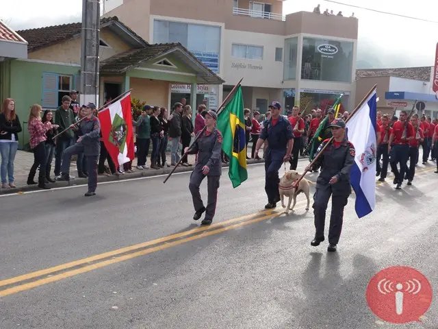 Desfile cívico lota Guabiruba