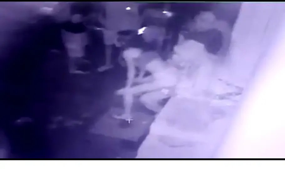 C&acirc;mera flagra casal simulando ato sexual