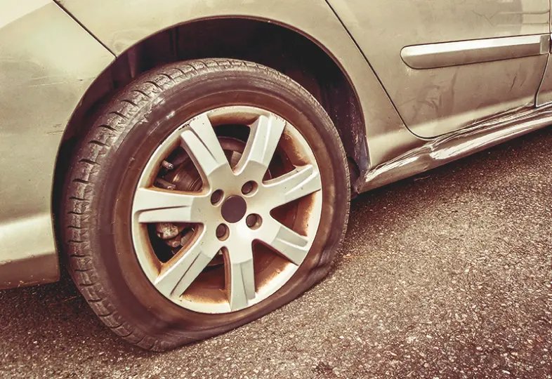 Carro com pneu furado é furtado