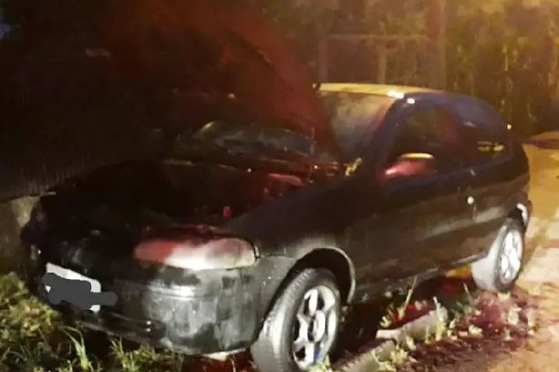 Pane el&eacute;trica causa inc&ecirc;ndio em motor de carro em movimento