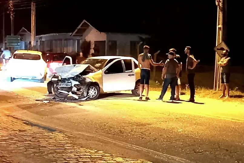Colis&atilde;o entre carros interrompe tr&acirc;nsito na Avenida Dom Joaquim