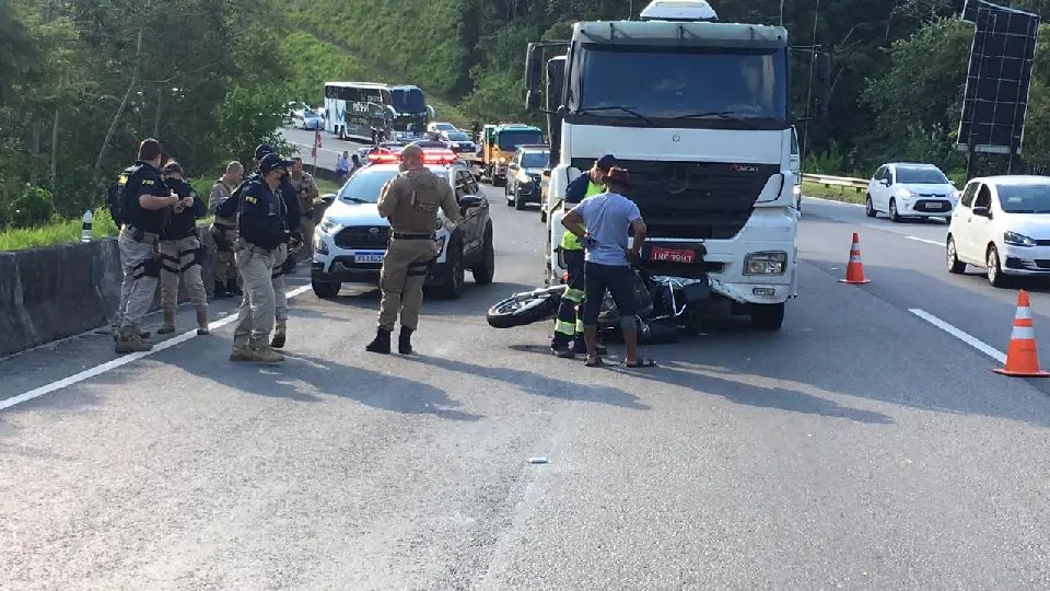 (V&Iacute;DEO) Caminh&atilde;o atinge moto e arrasta v&iacute;tima pela rodovia