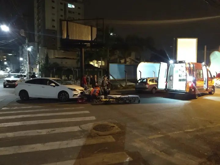 Pedestre &eacute; atropelada na rua do Centen&aacute;rio e conduzida para hospital