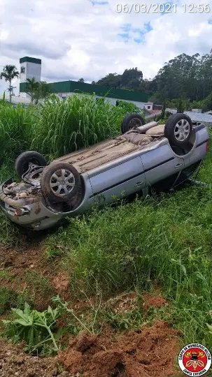 Homem capota autom&oacute;vel, mas escapa ileso