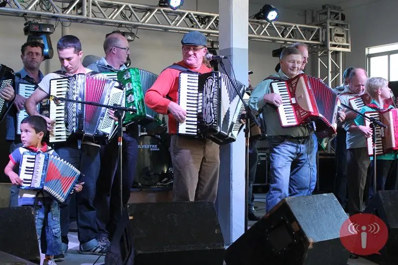 Encontro de gaiteiros anima sábado na Festa da Integração