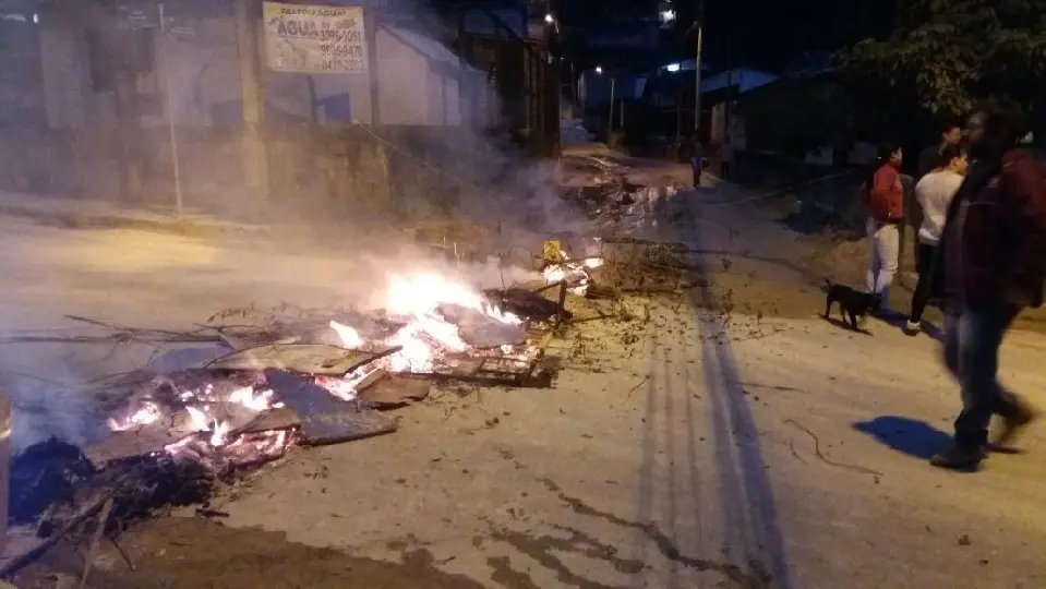 Moradores protestam por condição de rua na Ponta Russa