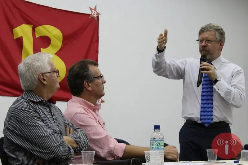 Deputado estimula assinaturas em prol da Reforma Política 