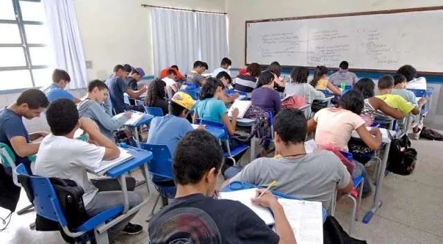 Censo mostra que 11% dos alunos do ensino médio deixaram a escola em 2014 e 2015