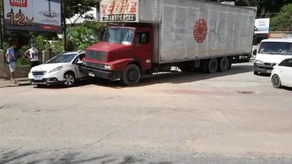 Caminh&atilde;o n&atilde;o consegue frear em descida e colide com ve&iacute;culo, na Gustavo Halfpap