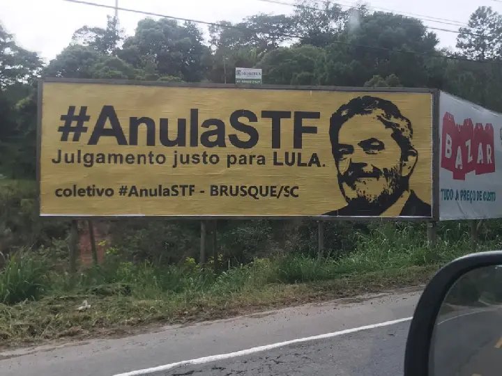 Outdoor em apoio &agrave; Lula &eacute; colocado na Ivo Silveira