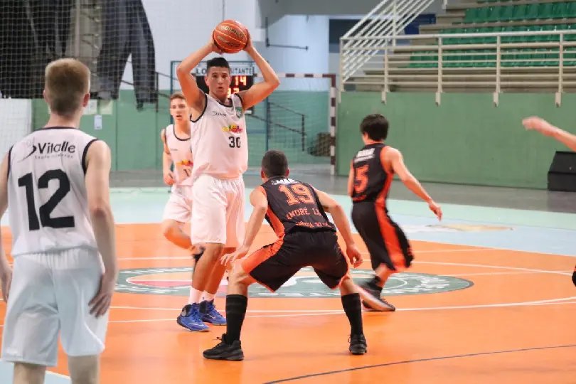 Vit&oacute;ria de Brusque diante do Jaragu&aacute; pelo Estadual de Basquete Sub-15