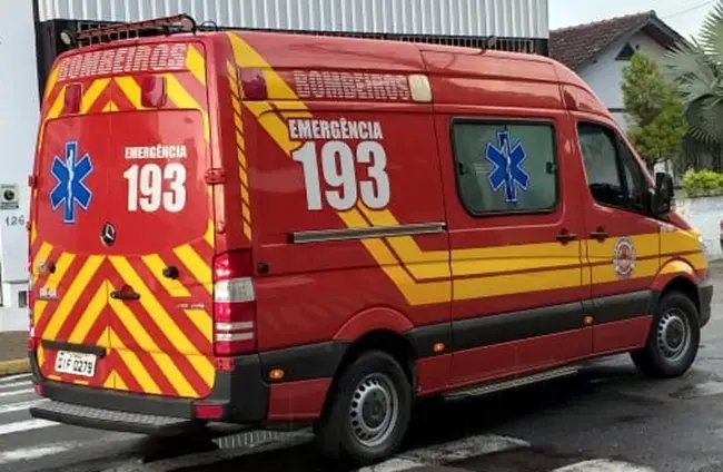 Ap&oacute;s sofrer queda de moto, rapaz &eacute; conduzido para hospital 